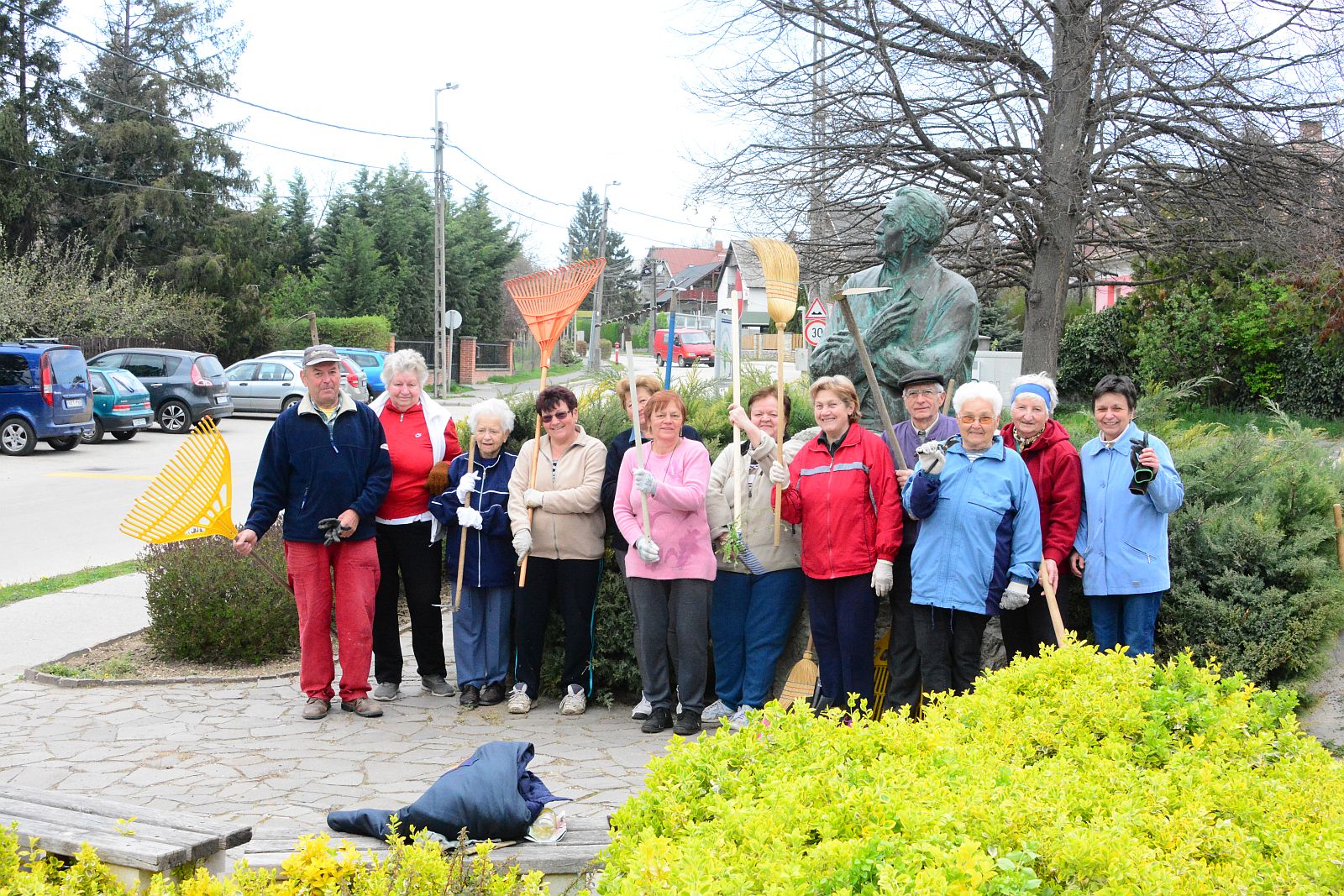 Idén tavasszal is rendbetették a Bory tér környékét az öreghegyi nyugdíjasok